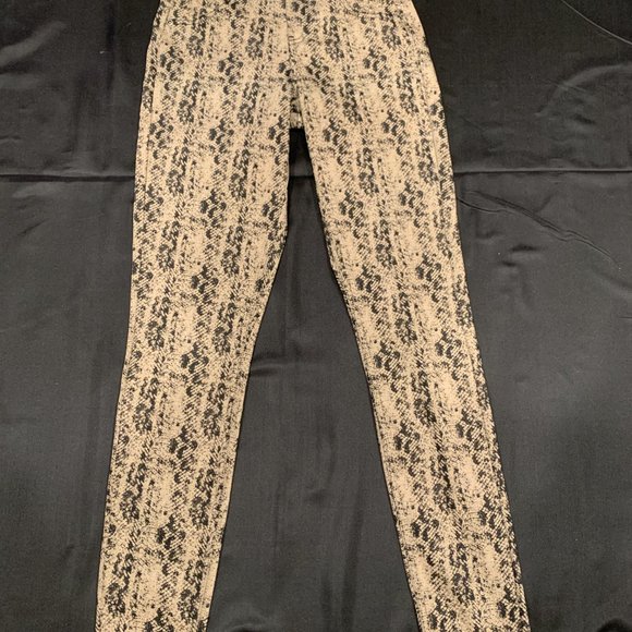 HUE Leggings High Waist Ultra Soft Denim Python Print - Picture 5 of 6